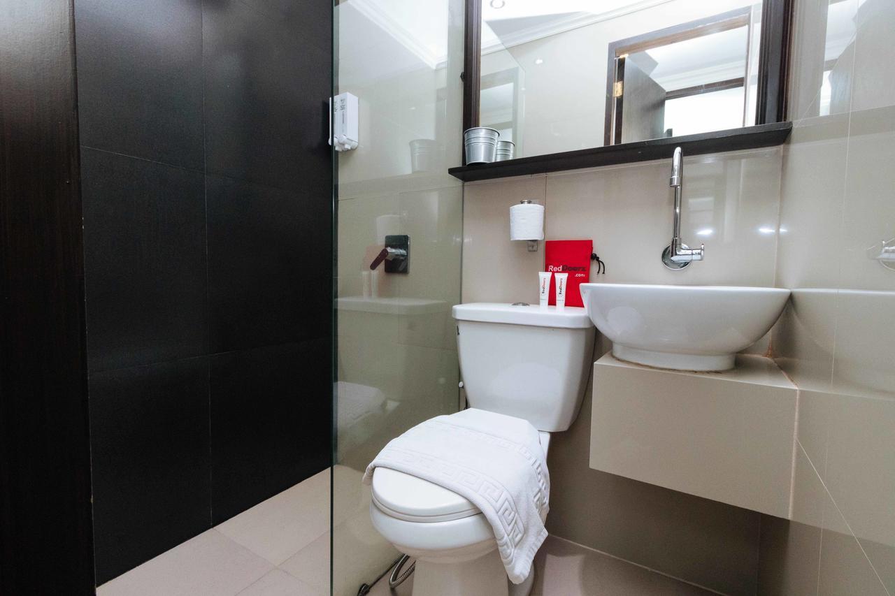 Reddoorz Plus @ Poblacion Makati Makati City Esterno foto